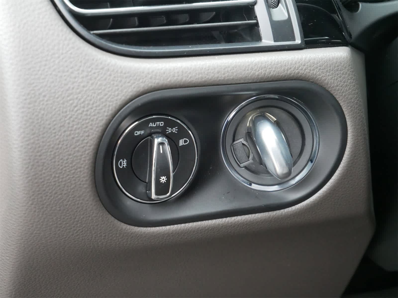 Thumbnail: 2025 Porsche Macan - 16