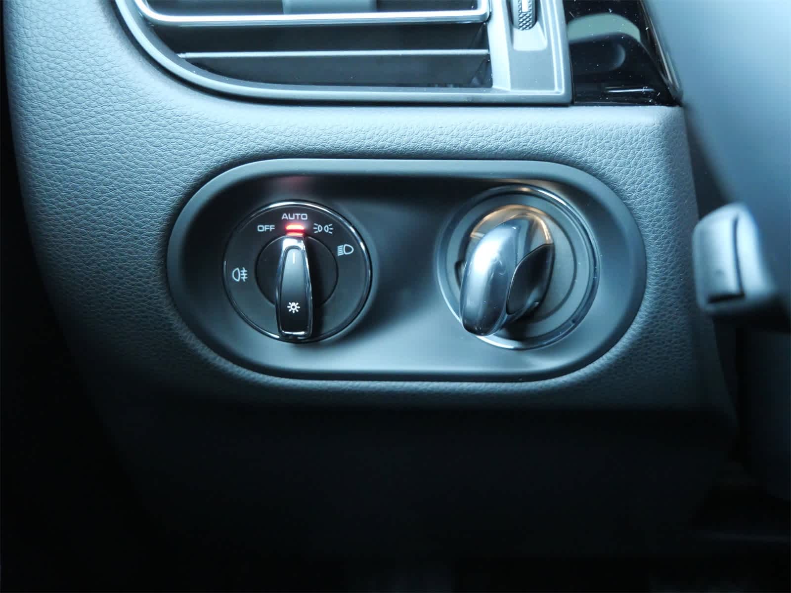 Thumbnail: 2026 Porsche Macan - 16