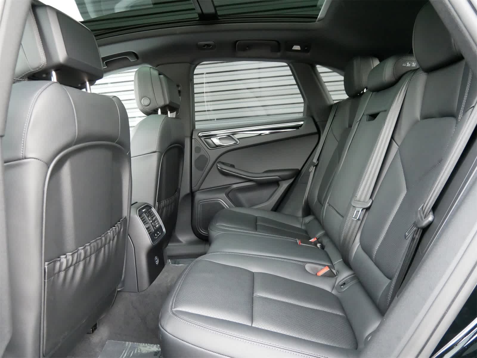 Thumbnail: 2025 Porsche Macan - 11