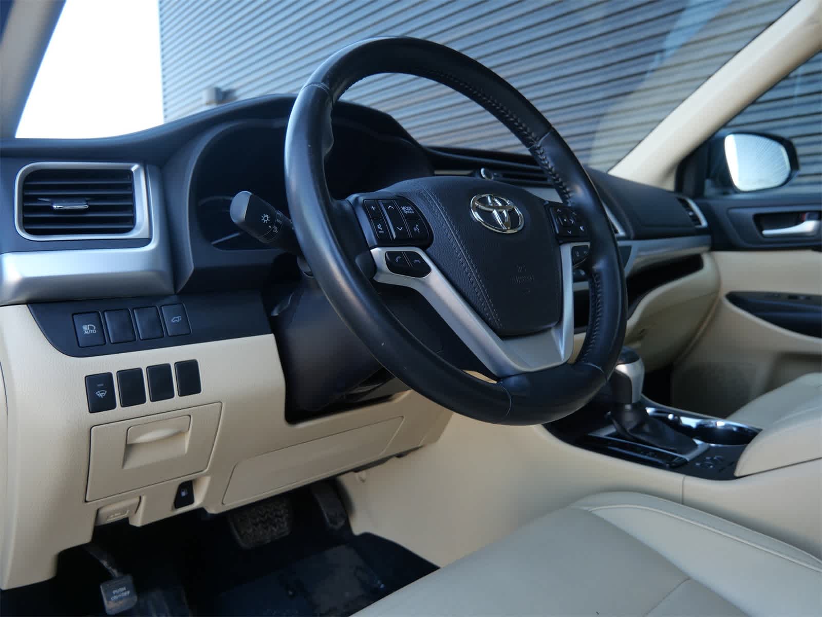 Thumbnail: 2017 Toyota Highlander - 4