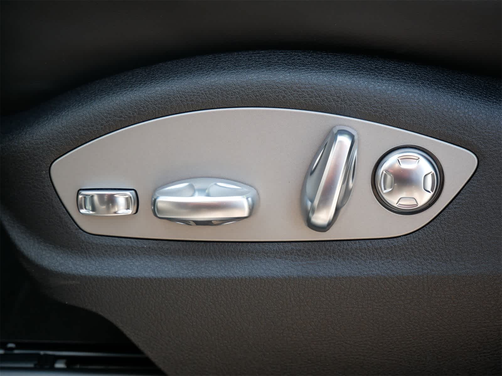 Thumbnail: 2025 Porsche Macan - 11