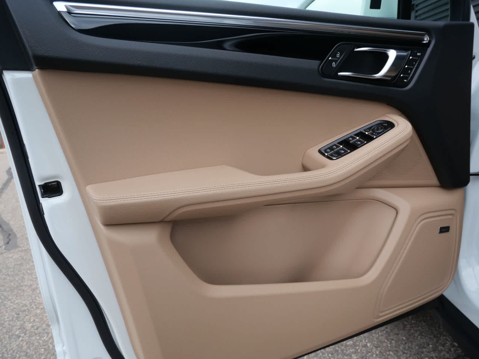 Thumbnail: 2026 Porsche Macan - 9