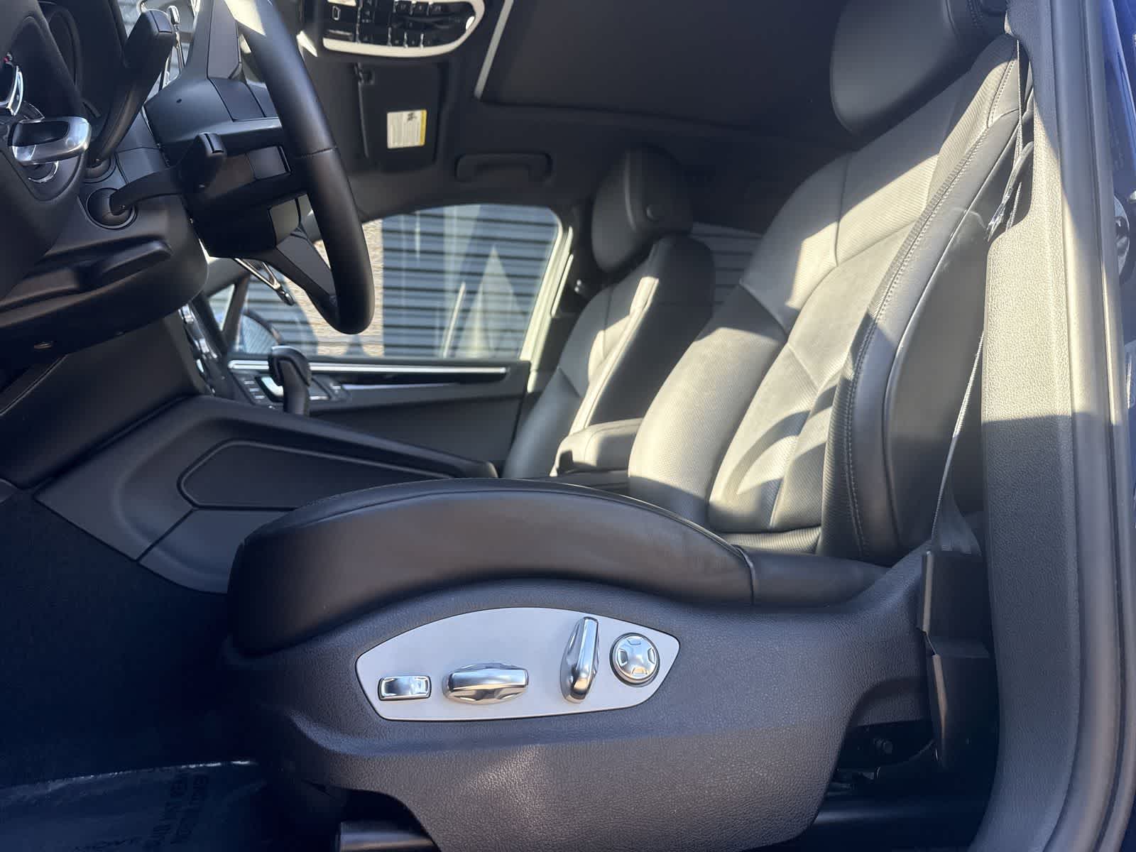 Thumbnail: 2022 Porsche Macan - 28