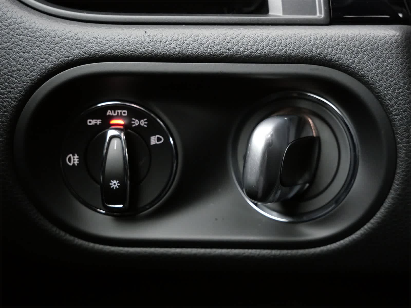 Thumbnail: 2026 Porsche Macan - 19