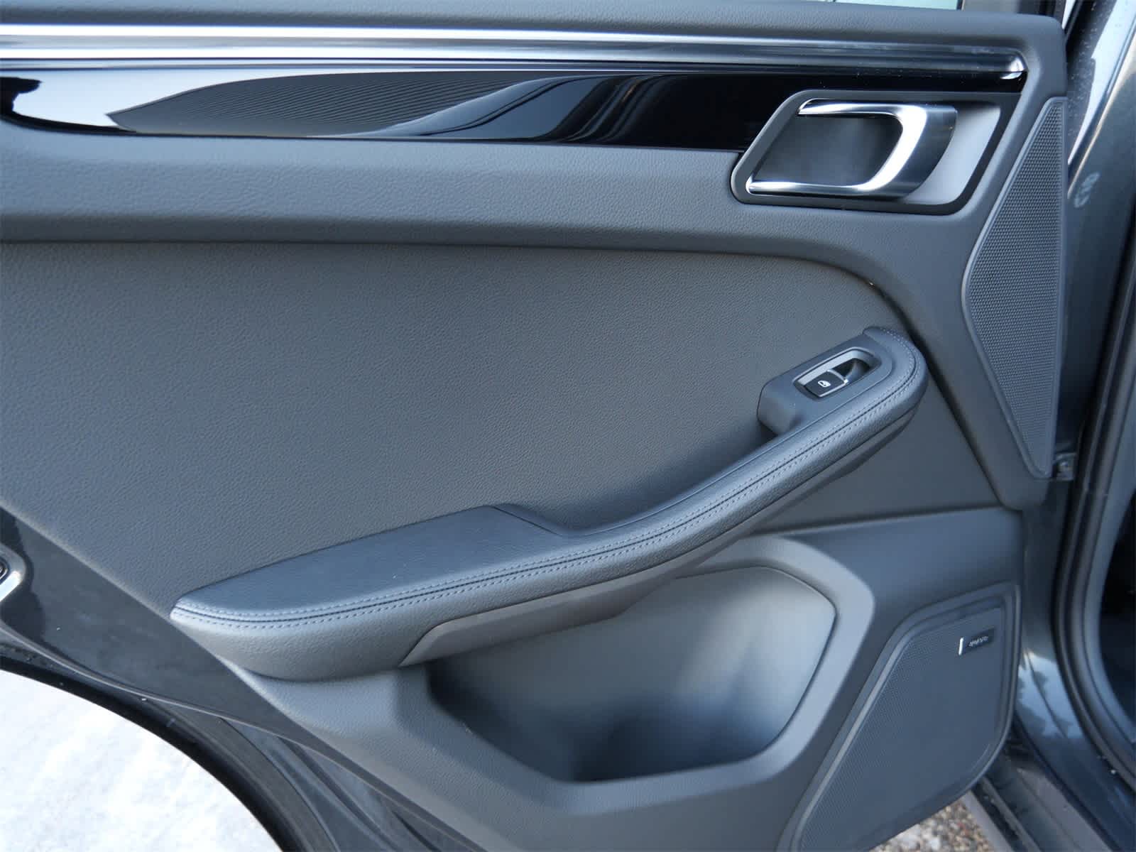 Thumbnail: 2026 Porsche Macan - 12