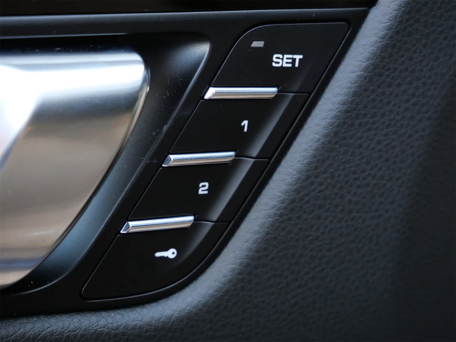 Thumbnail: 2025 Porsche Macan - 11