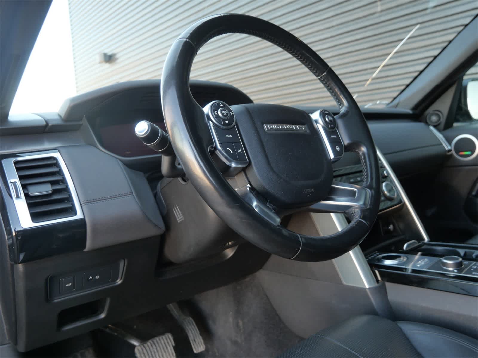 Thumbnail: 2018 Land Rover Discovery - 4