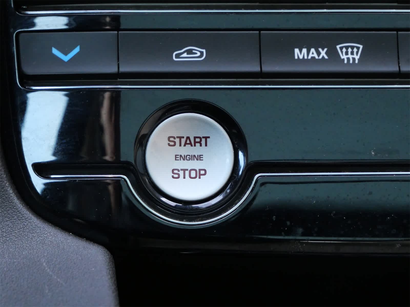 Thumbnail: 2018 Jaguar F-Pace - 24