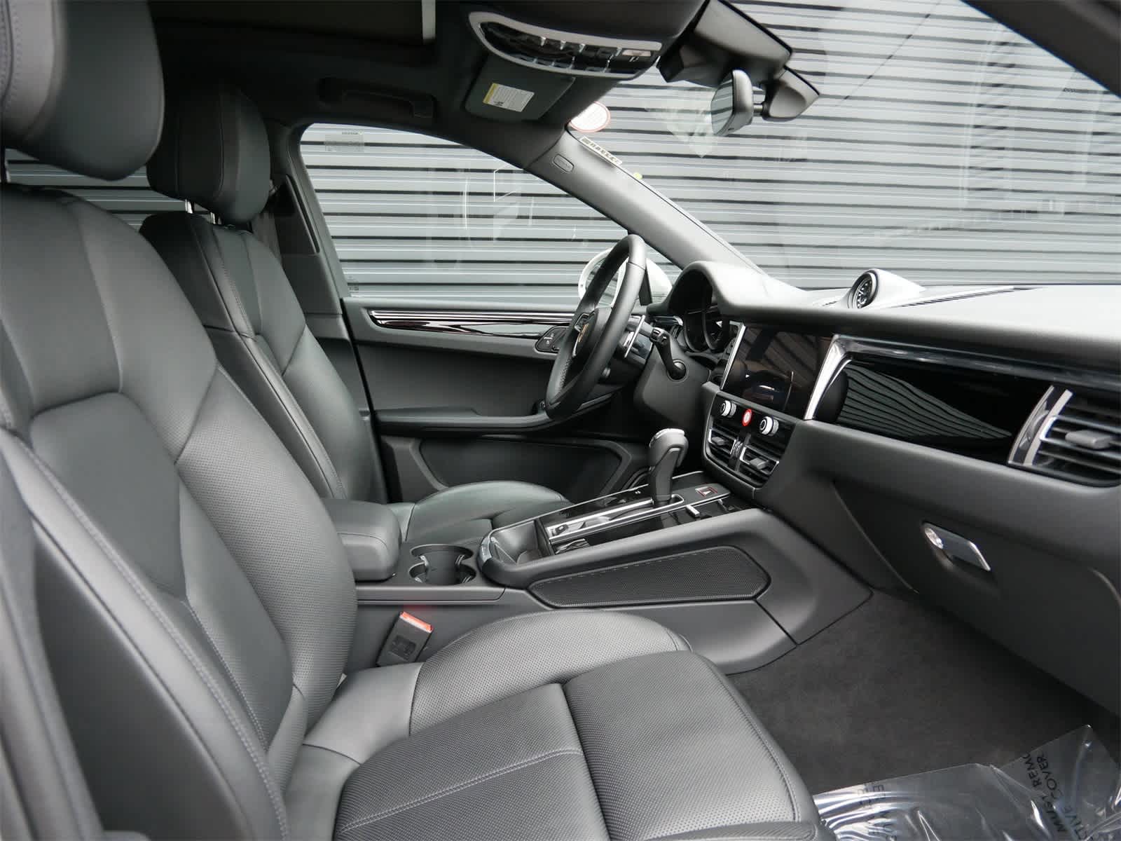 Thumbnail: 2025 Porsche Macan - 24