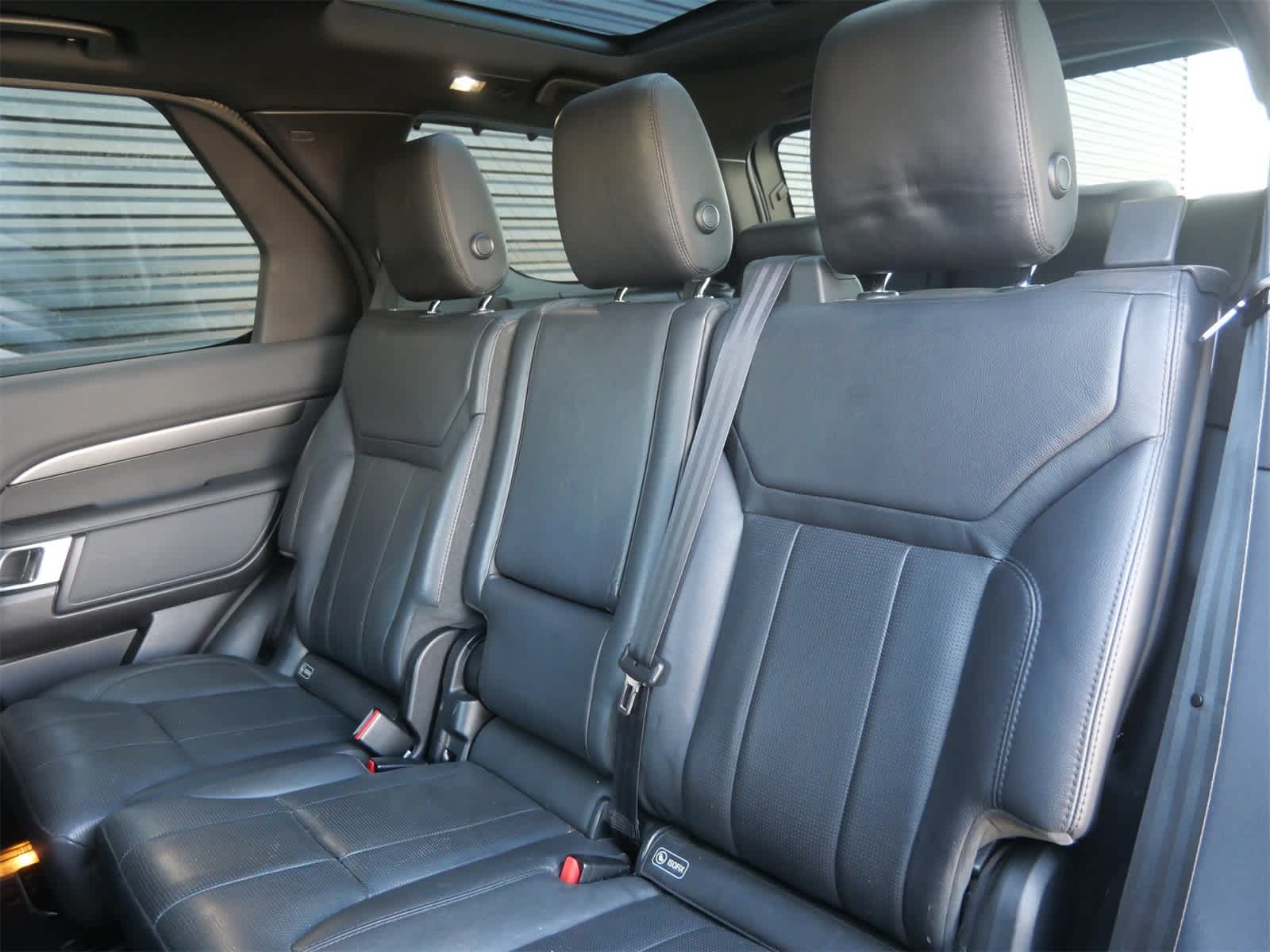 Thumbnail: 2018 Land Rover Discovery - 12