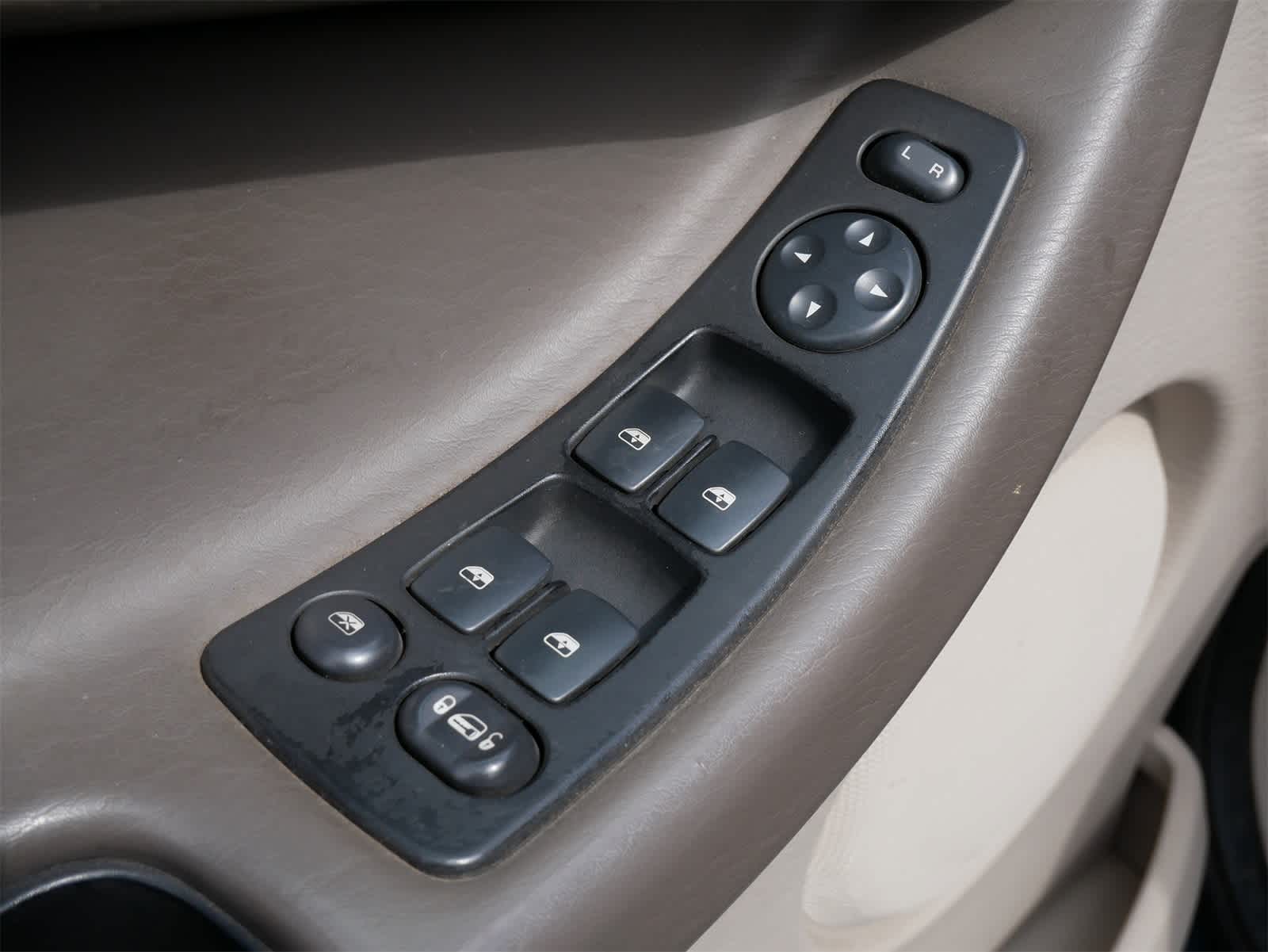 Thumbnail: 2006 Chrysler Pacifica - 11