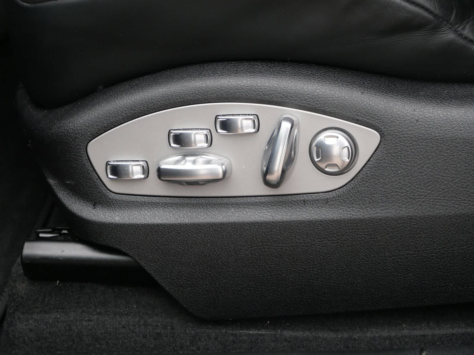 Thumbnail: 2023 Porsche Macan - 10