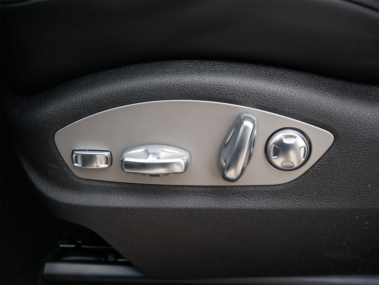 Thumbnail: 2026 Porsche Macan - 10