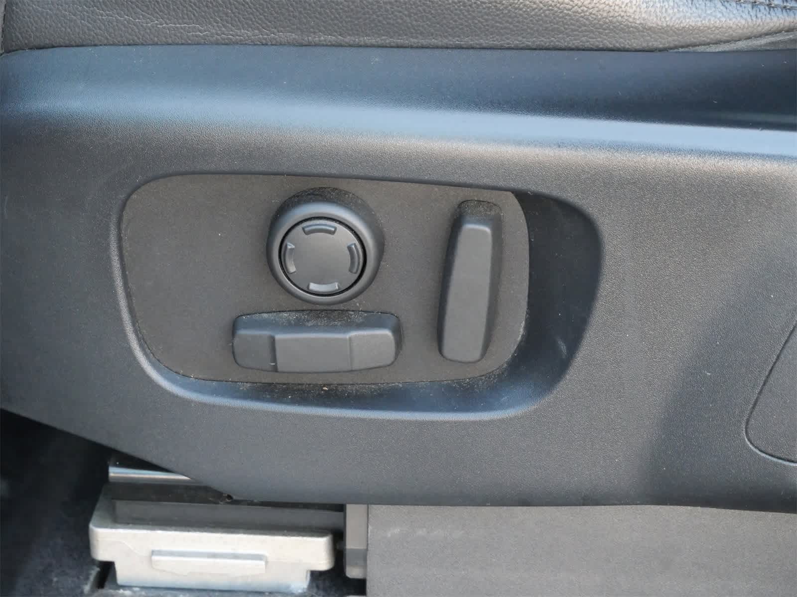 Thumbnail: 2018 Land Rover Discovery - 10