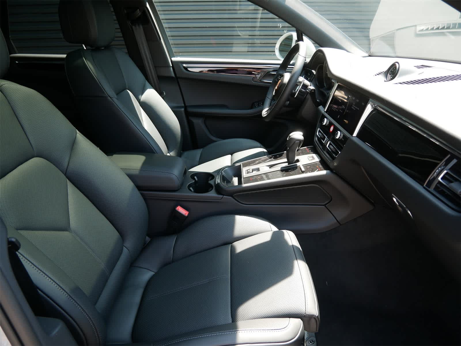 Thumbnail: 2025 Porsche Macan - 27