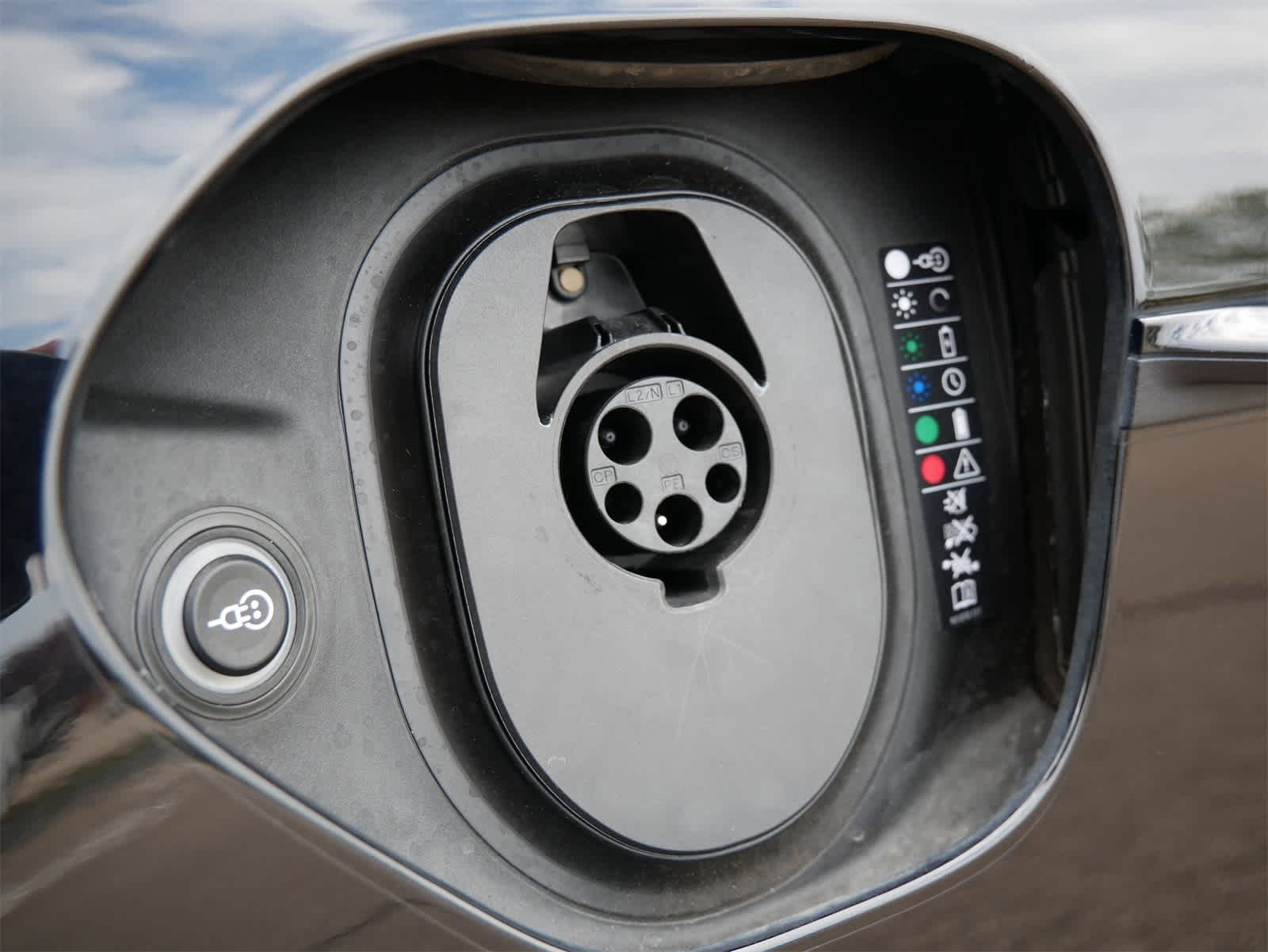 Thumbnail: 2023 Porsche Taycan - 21