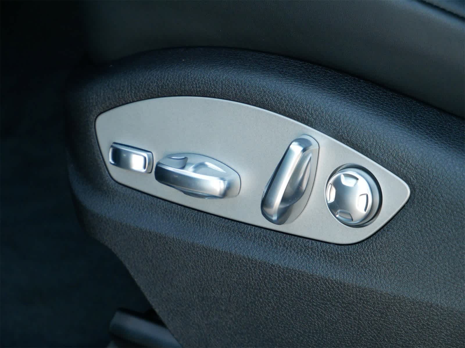 Thumbnail: 2026 Porsche Macan - 10