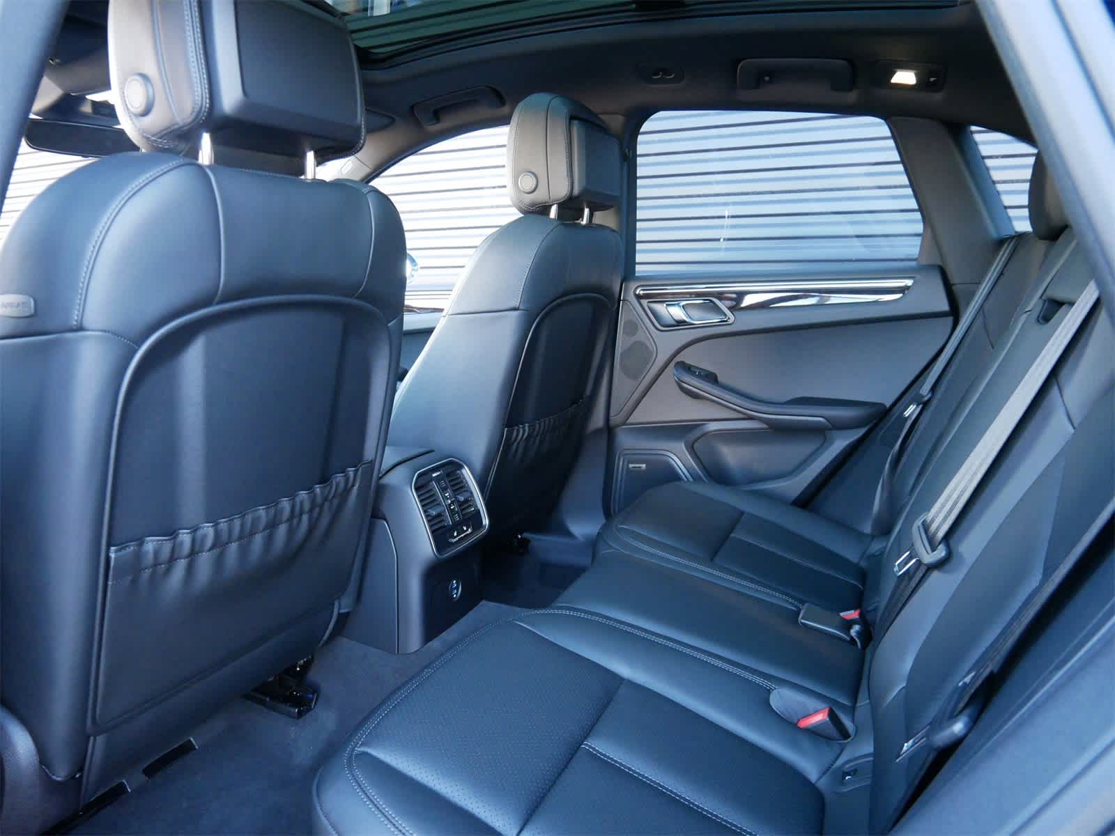 Thumbnail: 2026 Porsche Macan - 10