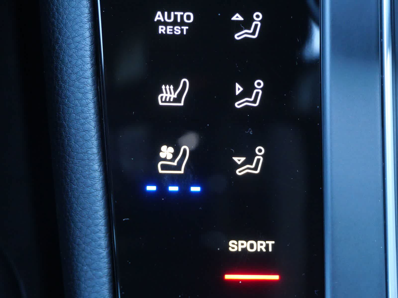 Thumbnail: 2026 Porsche Macan - 27