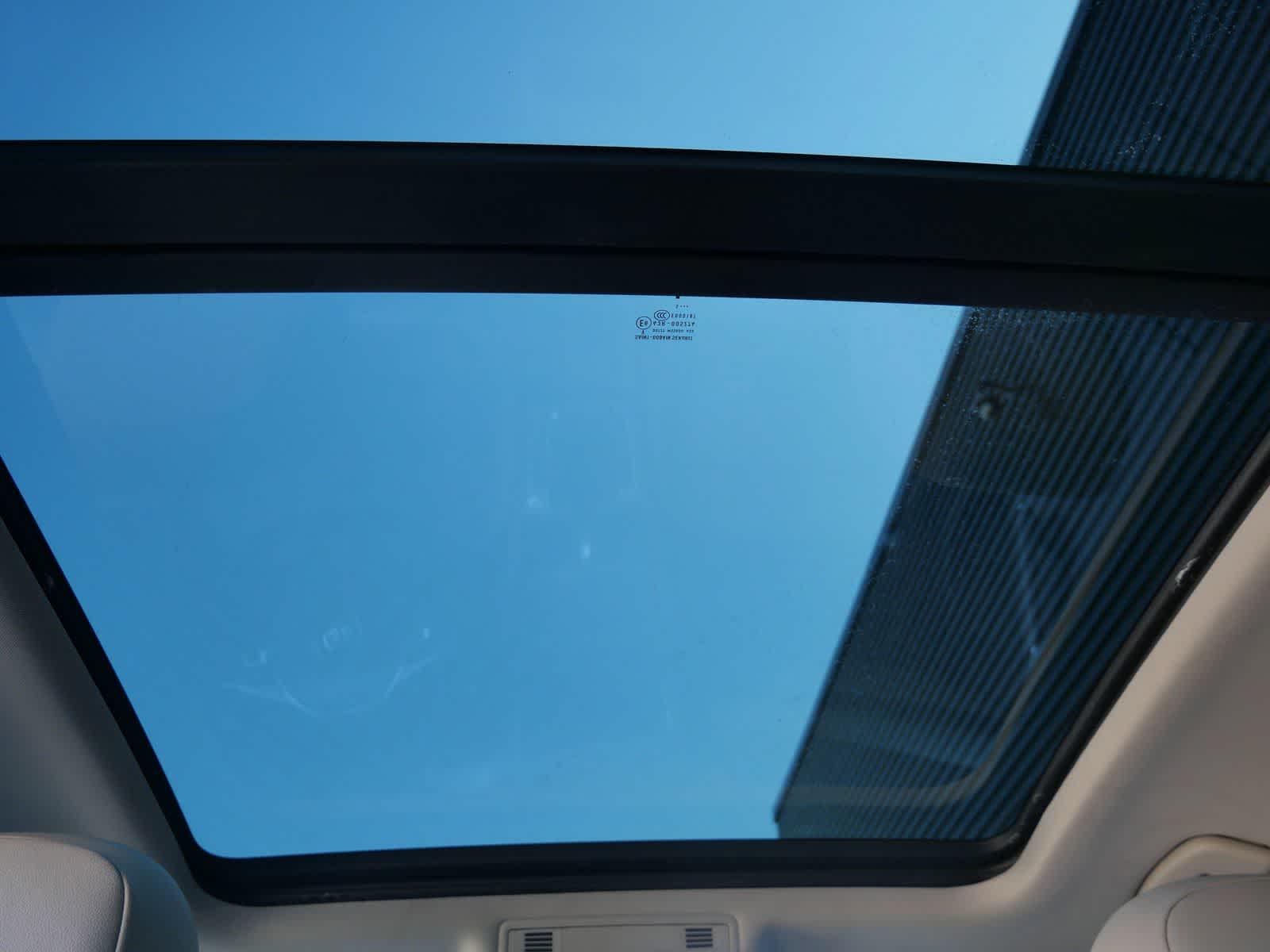 Thumbnail: 2017 Volkswagen e-Golf - 13