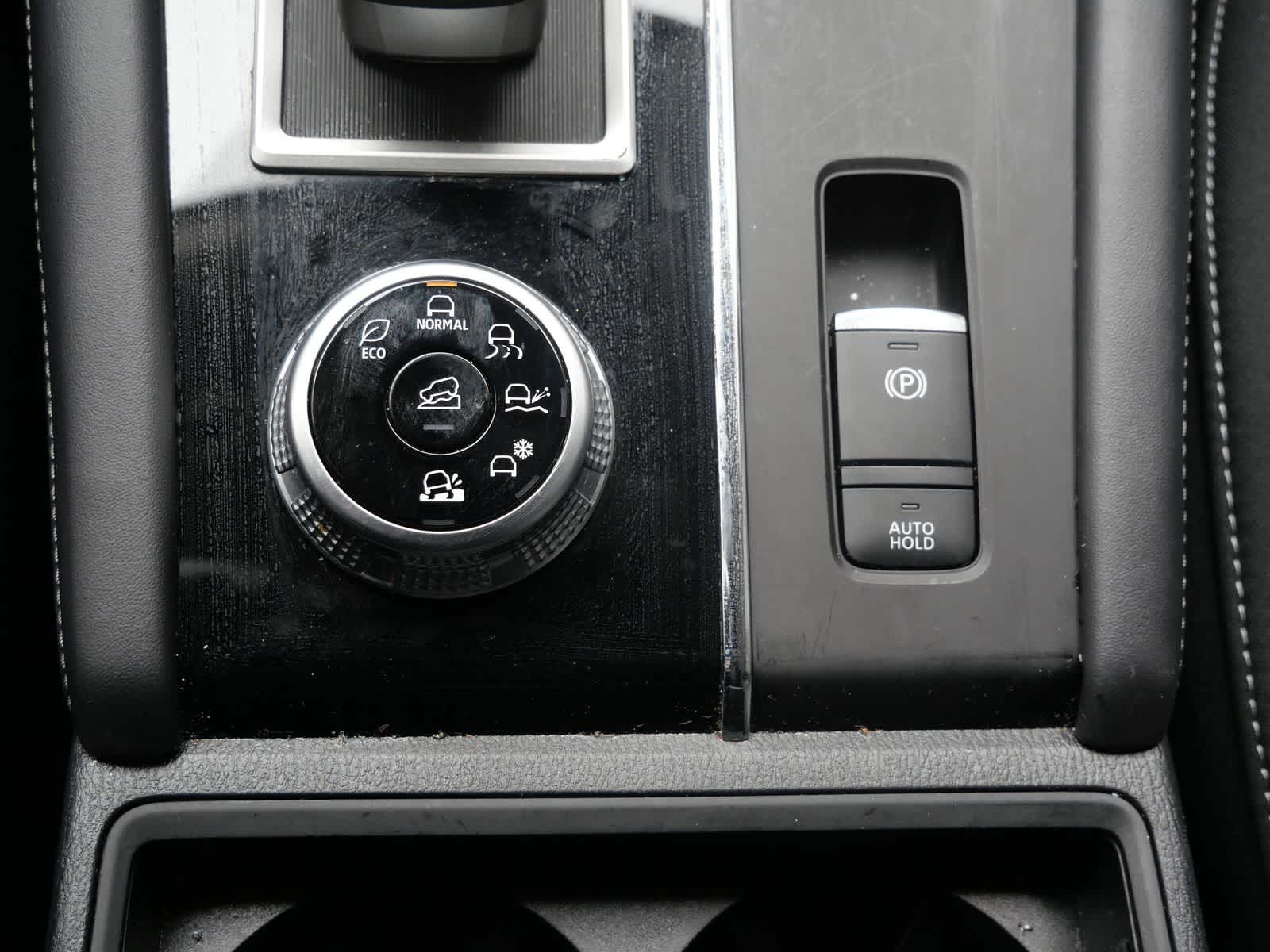 Thumbnail: 2024 Mitsubishi Outlander - 14