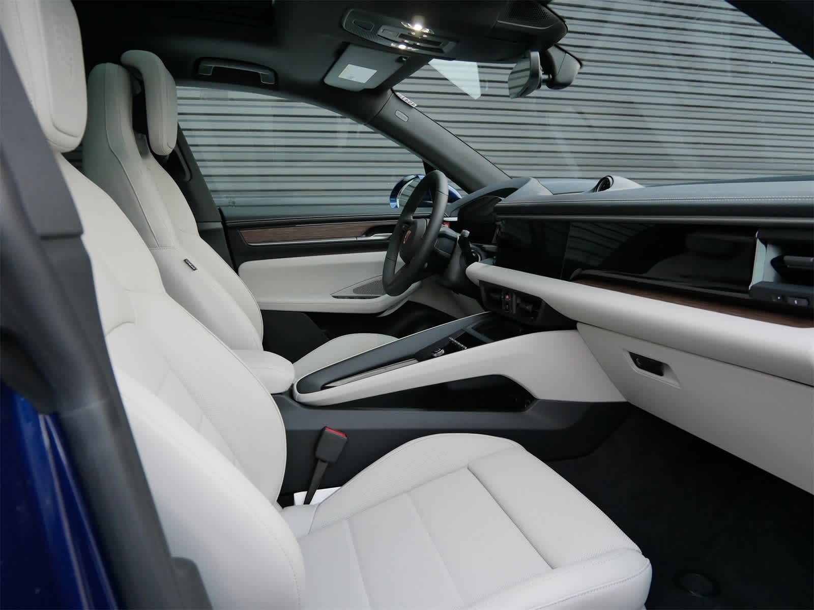 Thumbnail: 2025 Porsche Macan - 27