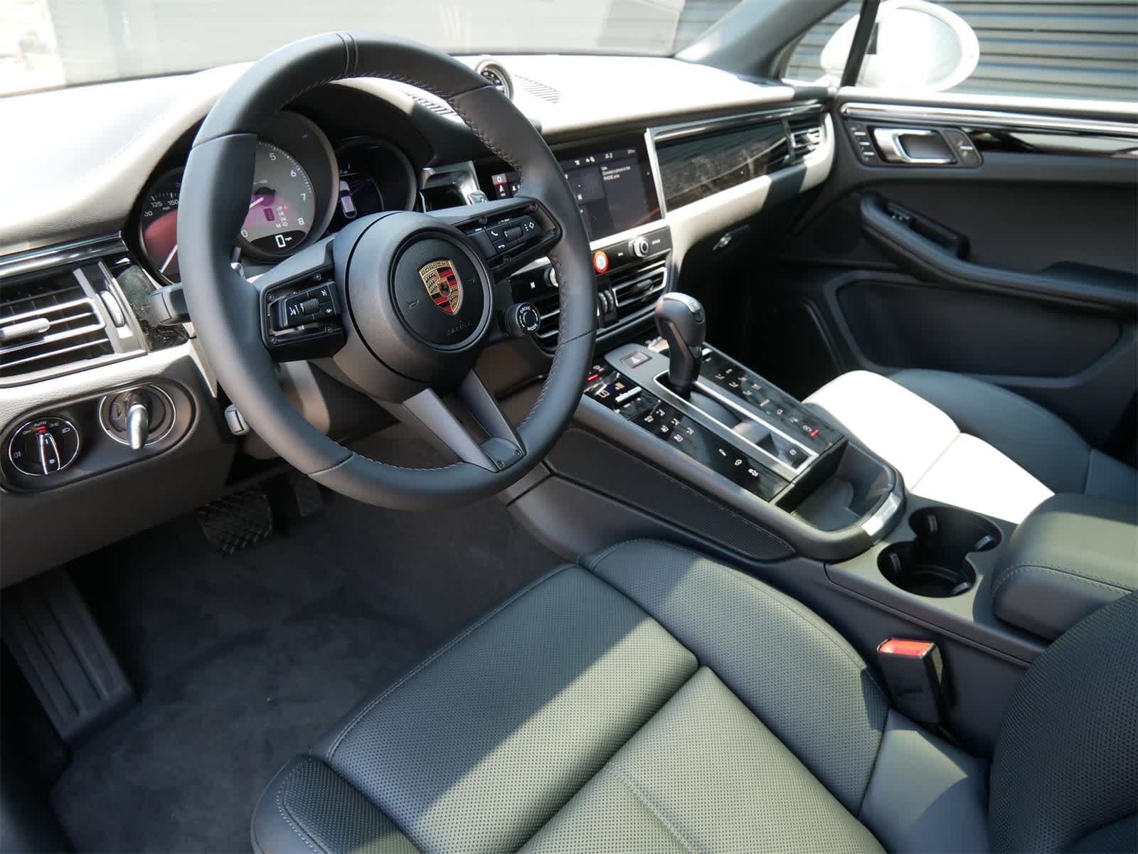 Thumbnail: 2025 Porsche Macan - 4