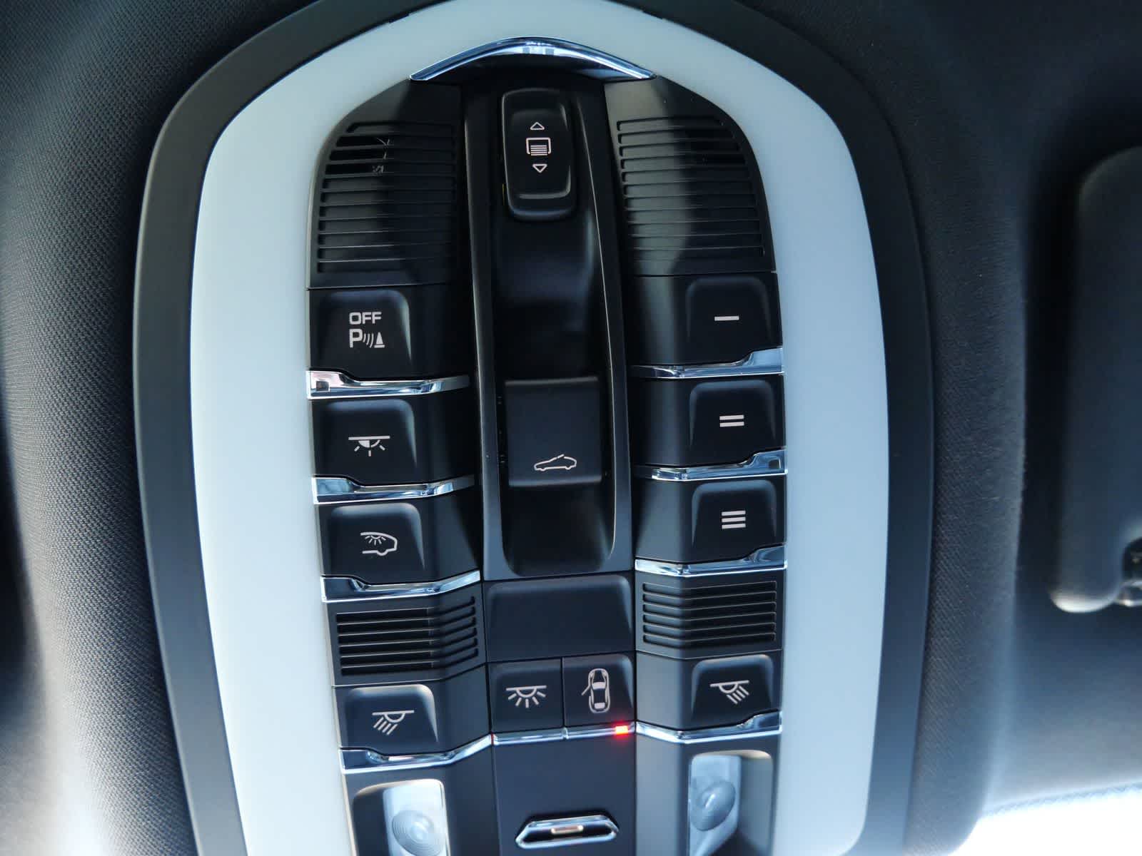 Thumbnail: 2021 Porsche Macan - 29