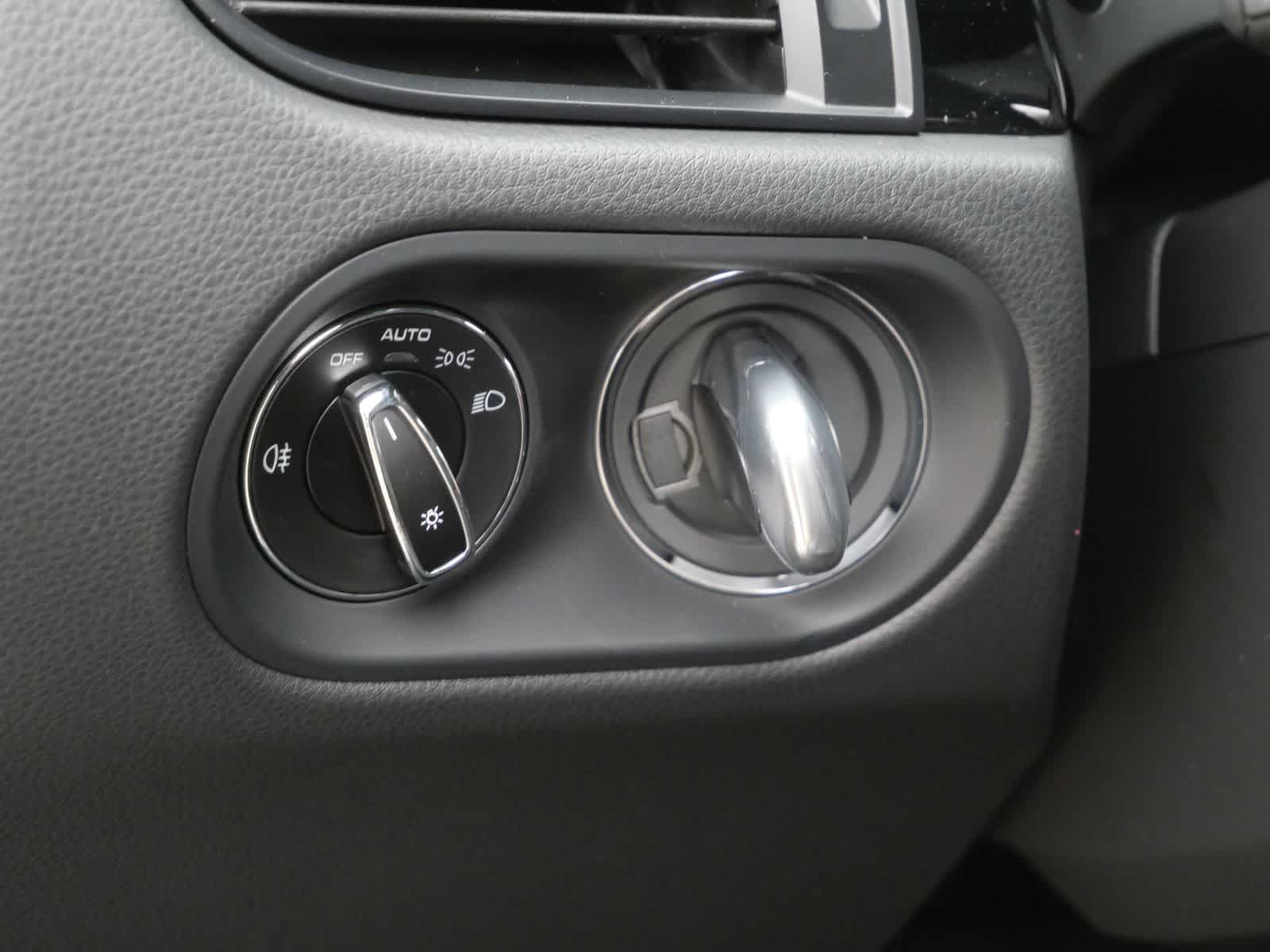 Thumbnail: 2026 Porsche Macan - 16