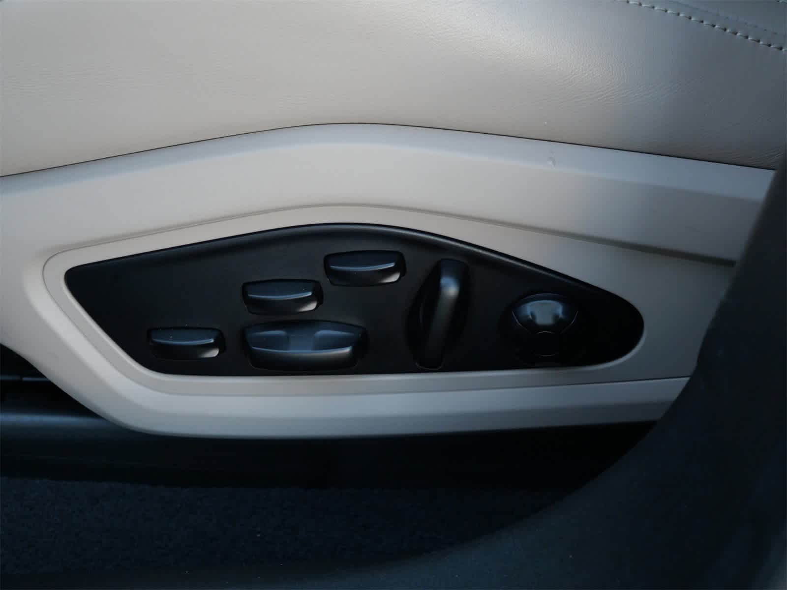 Thumbnail: 2020 Porsche Taycan - 10