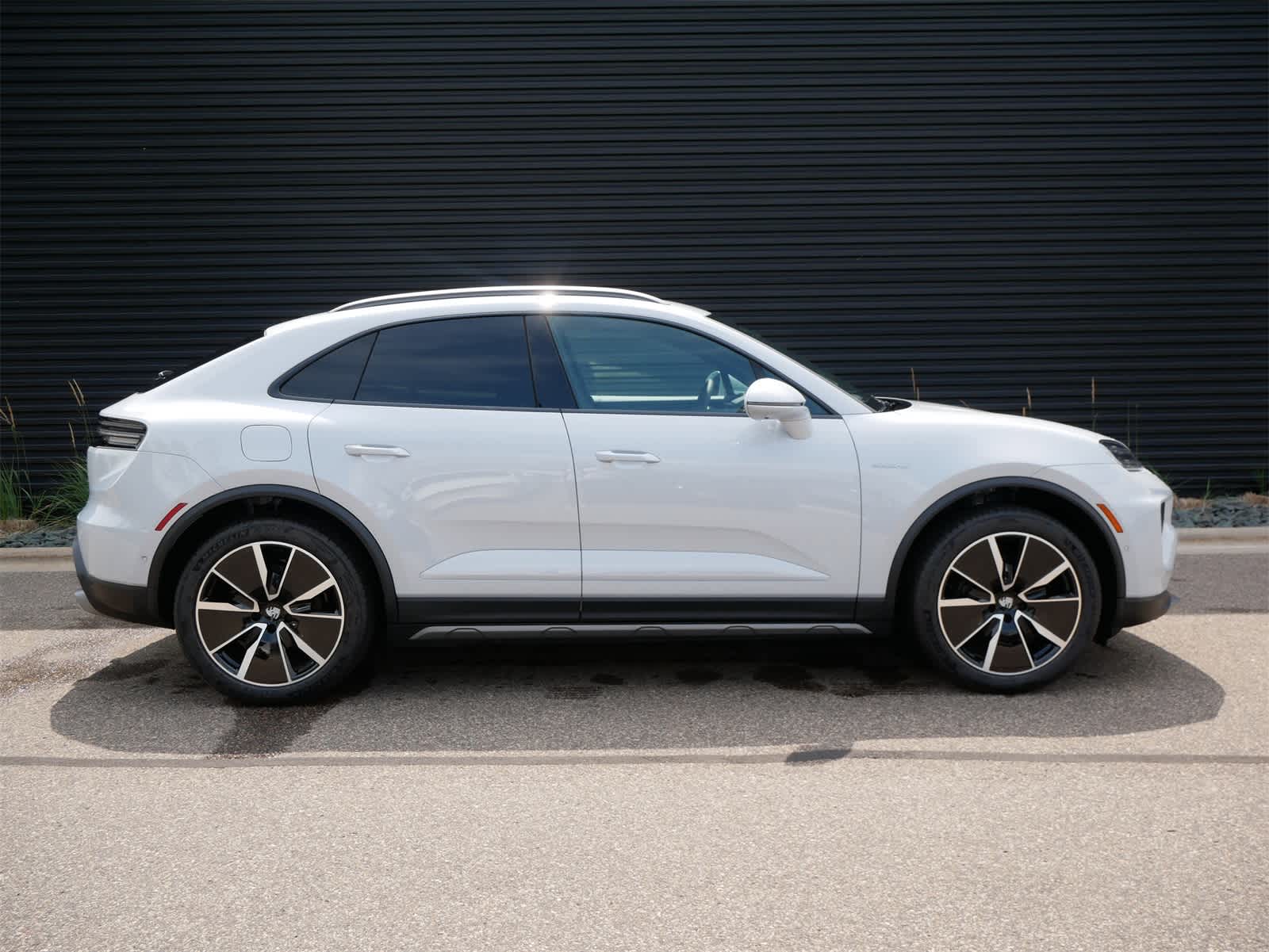 Thumbnail: 2025 Porsche Macan - 28