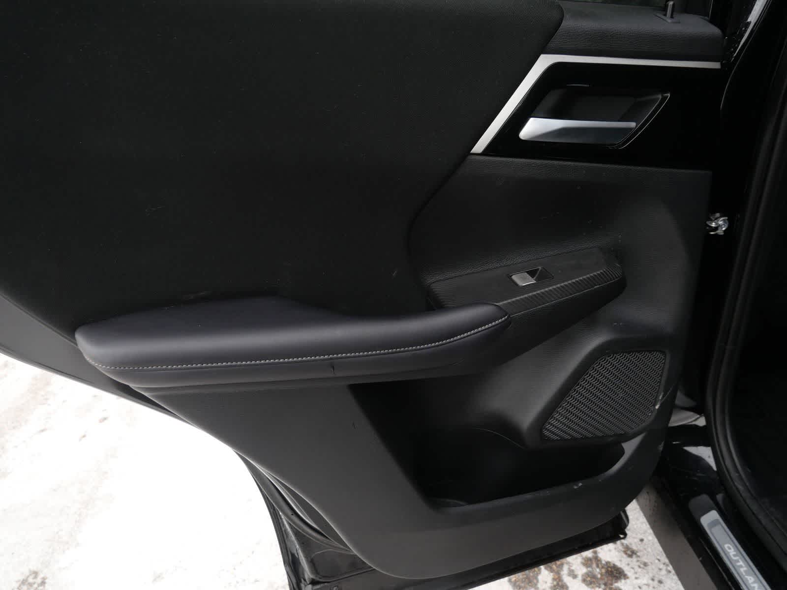 Thumbnail: 2024 Mitsubishi Outlander - 12