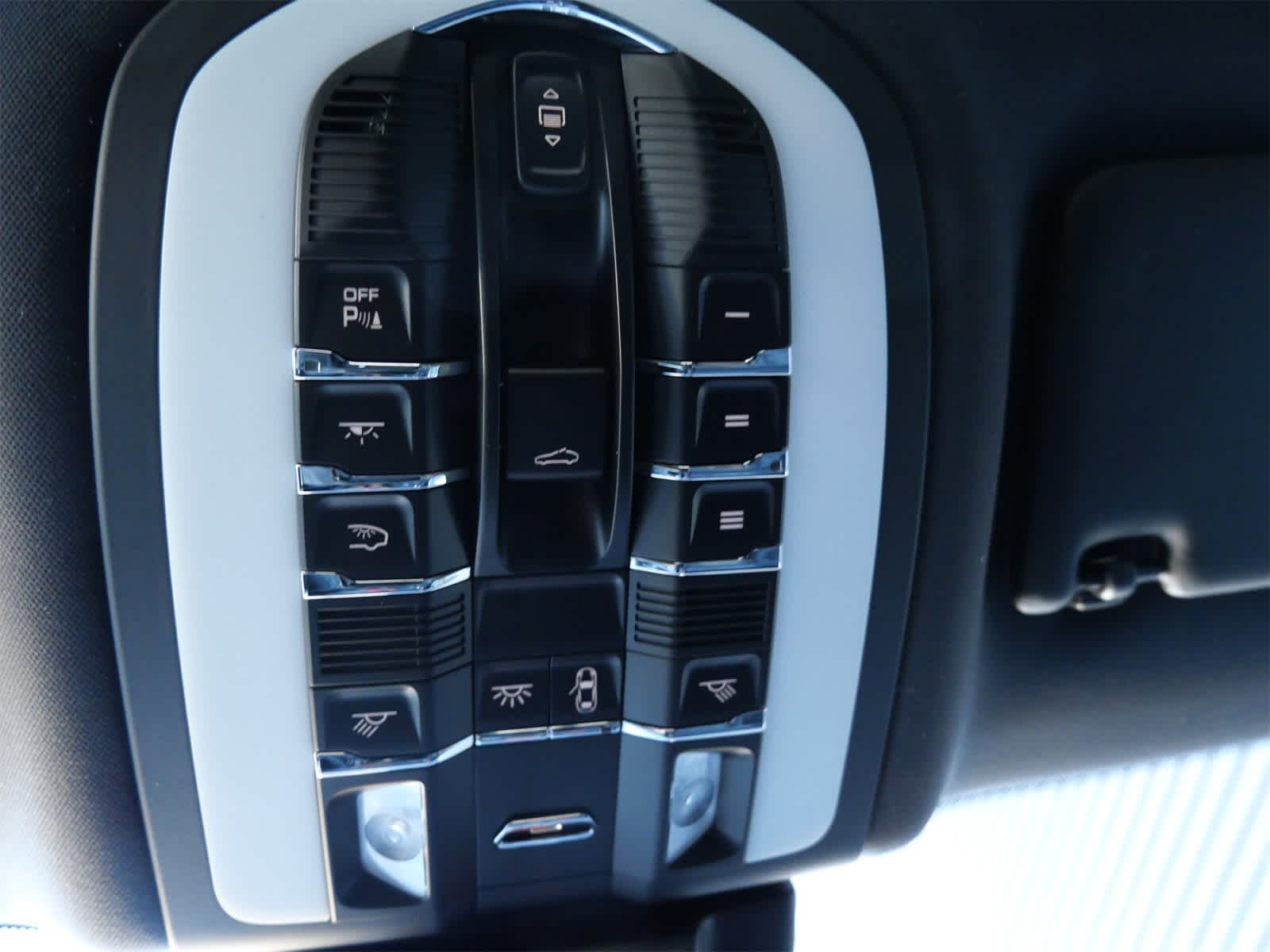 Thumbnail: 2026 Porsche Macan - 25