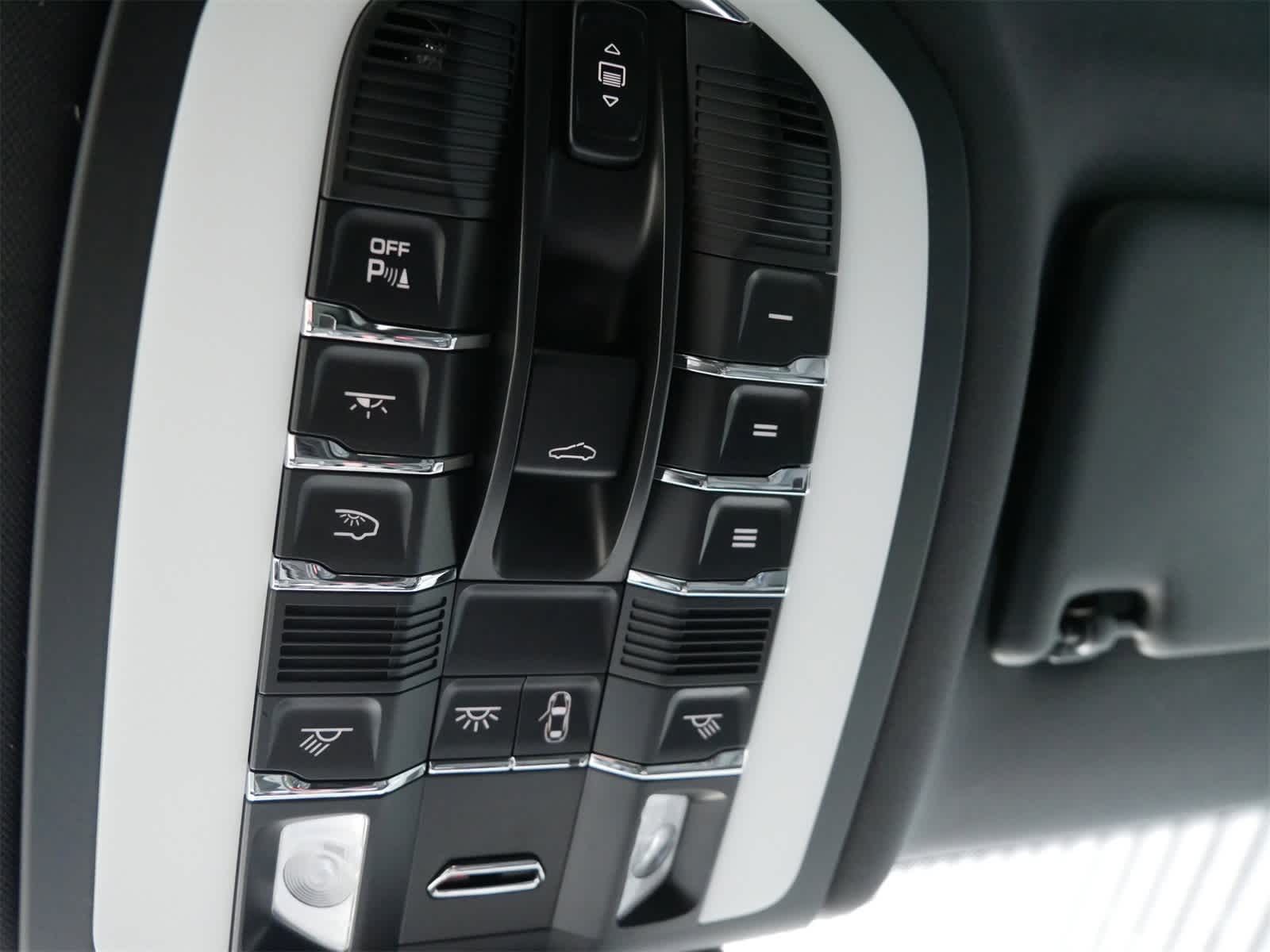 Thumbnail: 2025 Porsche Macan - 20