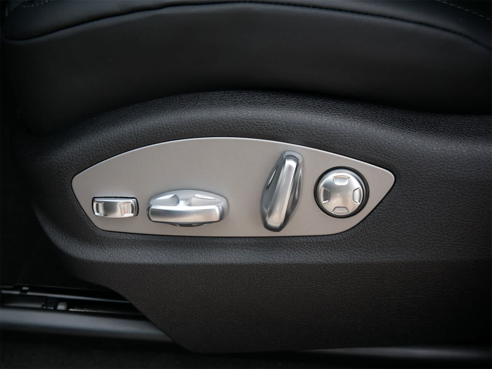 Thumbnail: 2025 Porsche Macan - 12