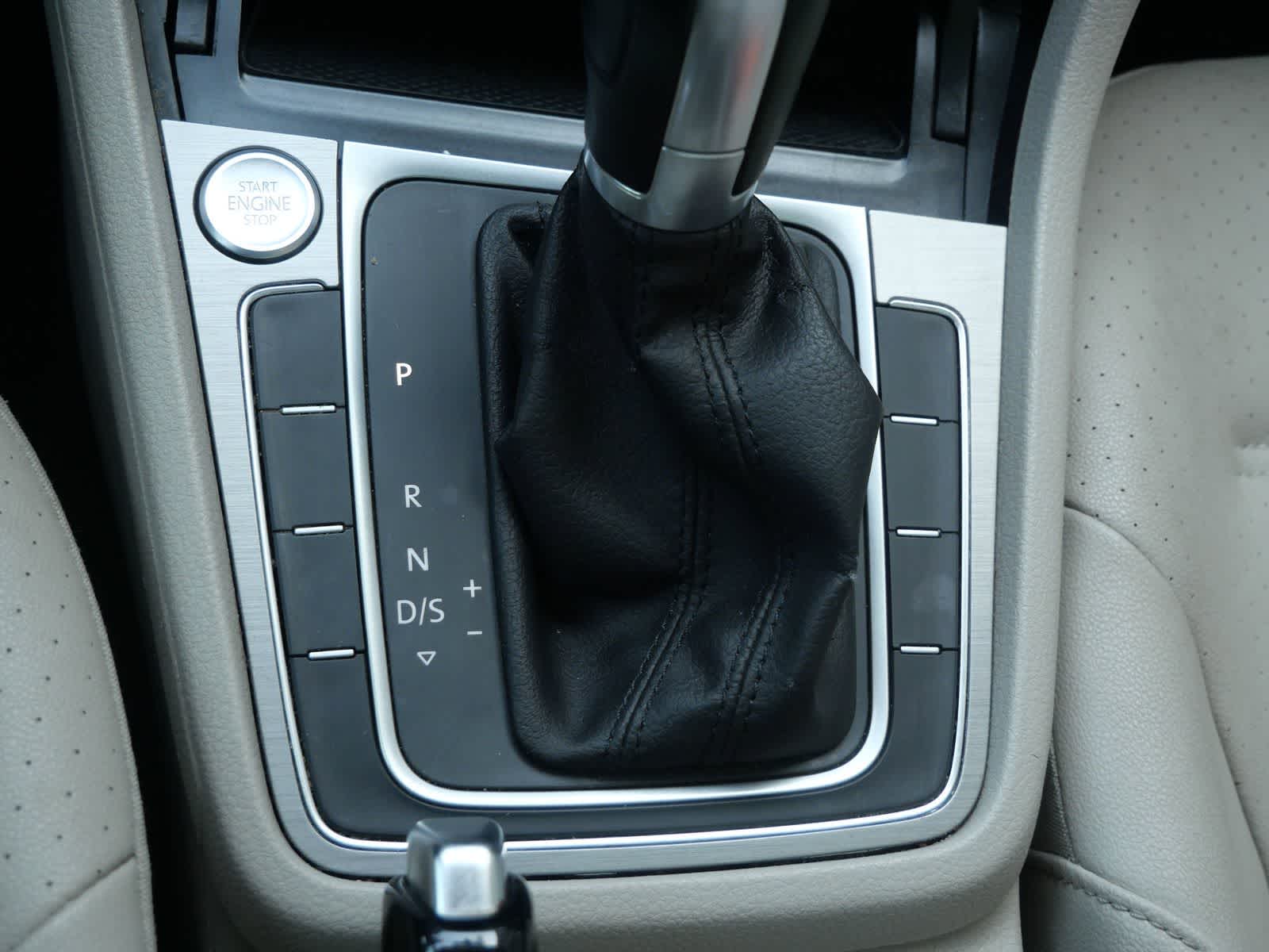 Thumbnail: 2017 Volkswagen e-Golf - 16