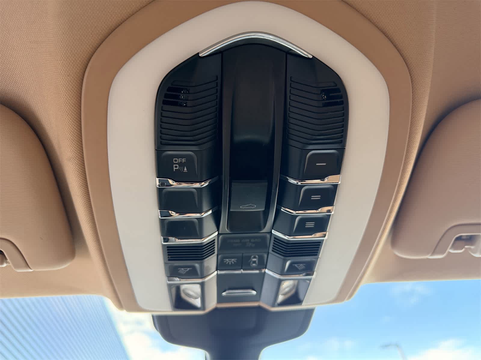 Thumbnail: 2016 Porsche Panamera - 16