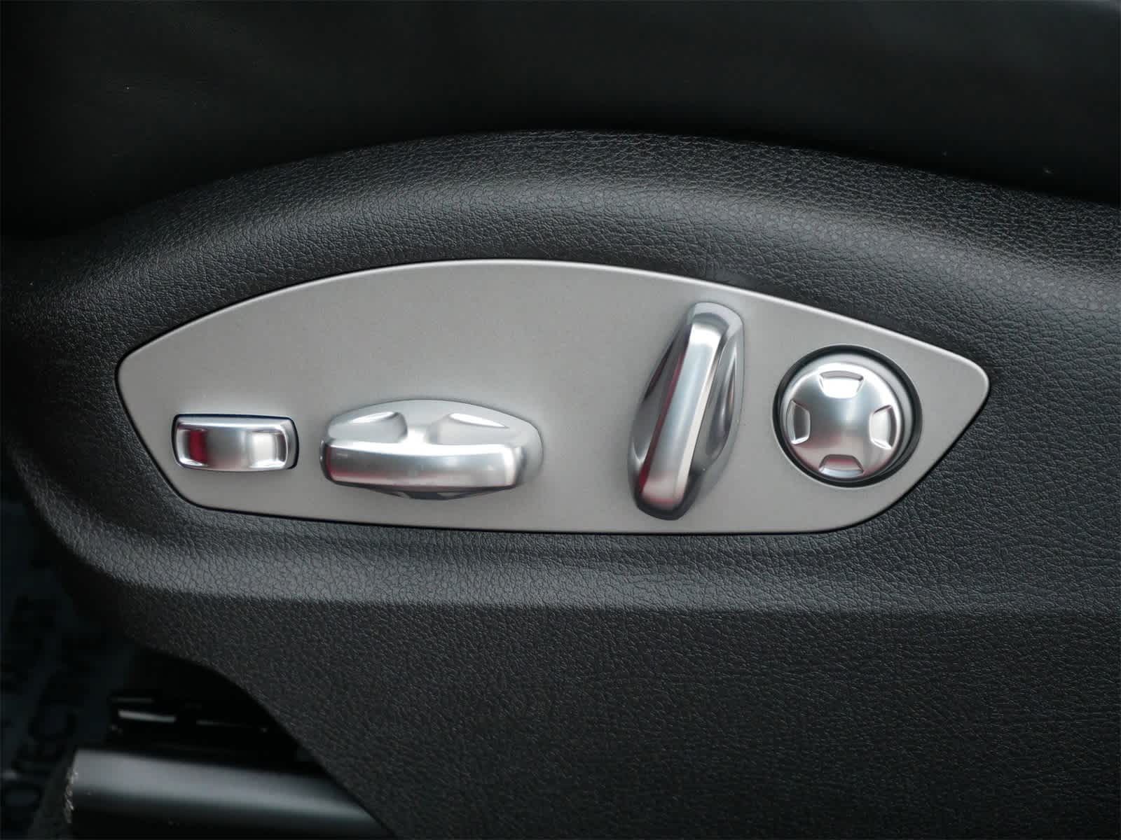 Thumbnail: 2026 Porsche Macan - 10