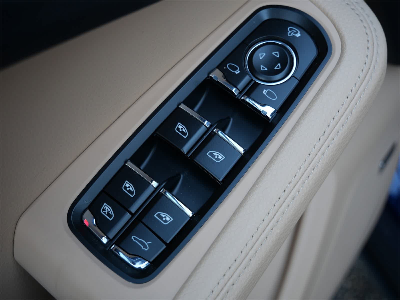 Thumbnail: 2025 Porsche Macan - 12