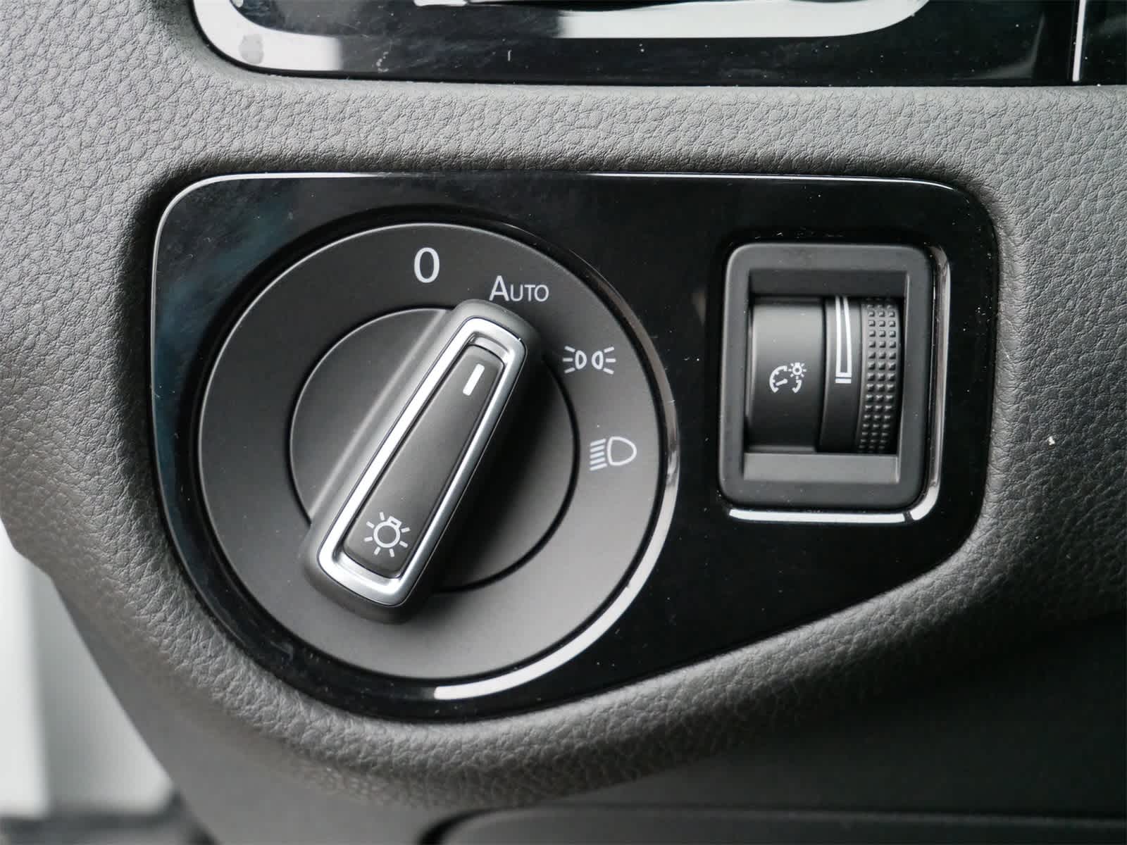 Thumbnail: 2019 Volkswagen Golf - 15