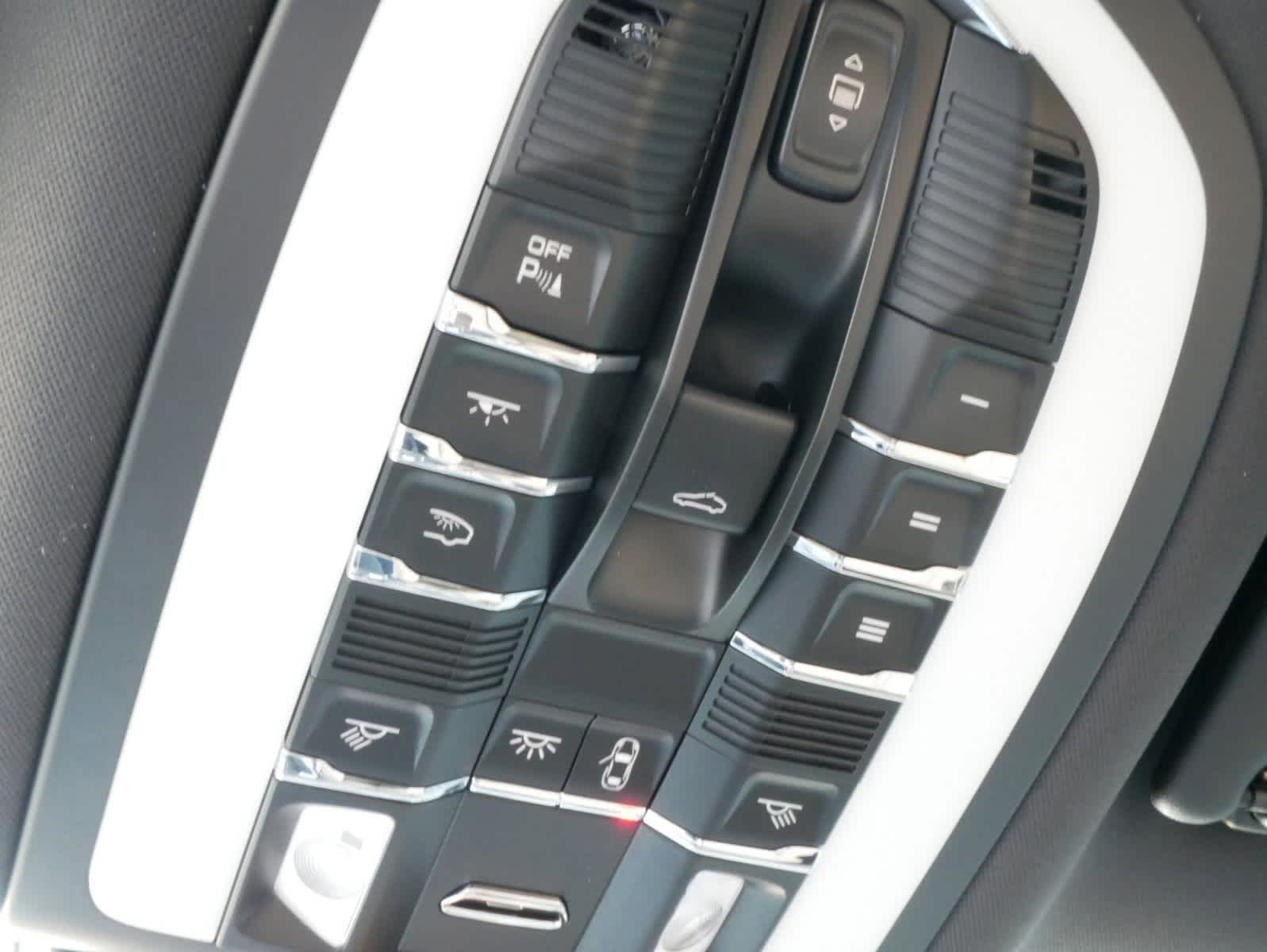 Thumbnail: 2025 Porsche Macan - 22