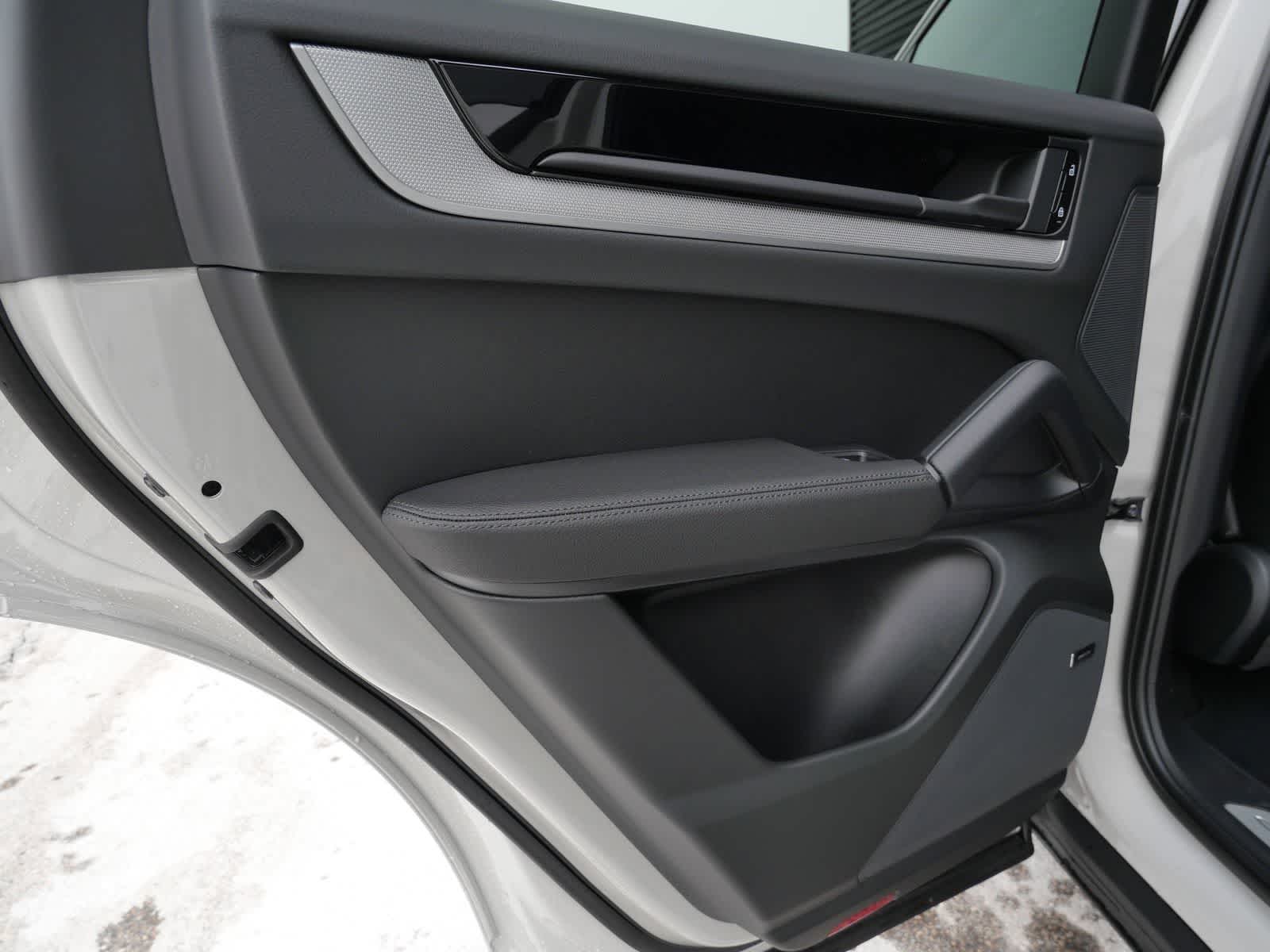 Thumbnail: 2026 Porsche Cayenne - 11