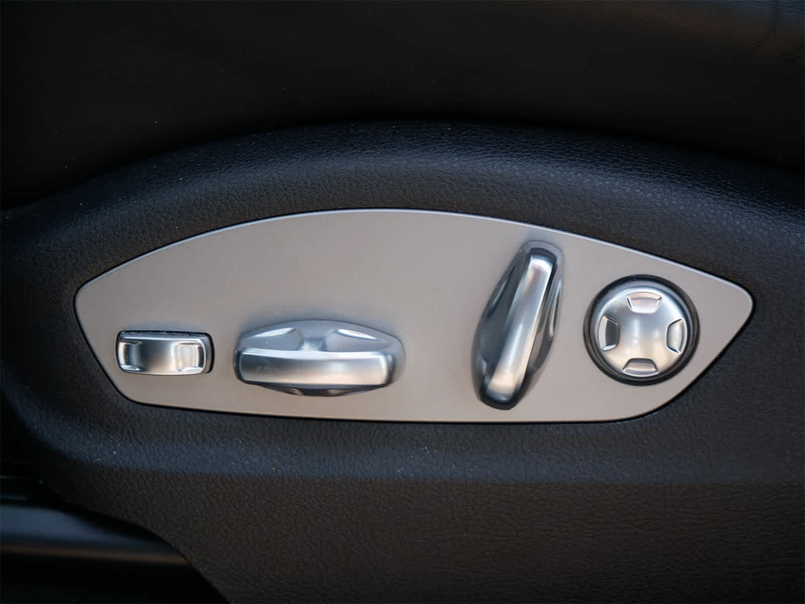 Thumbnail: 2023 Porsche Macan - 12
