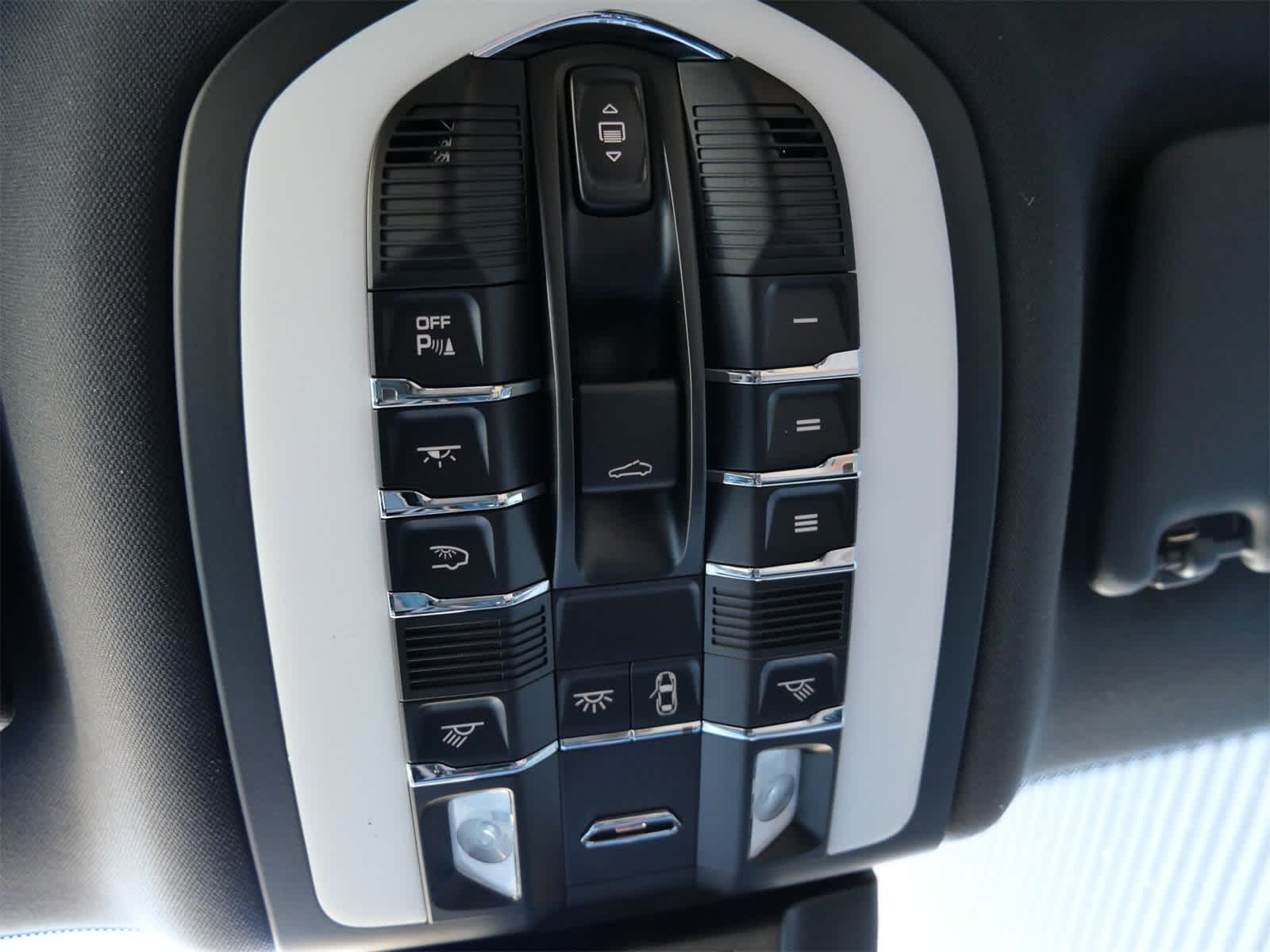 Thumbnail: 2026 Porsche Macan - 27