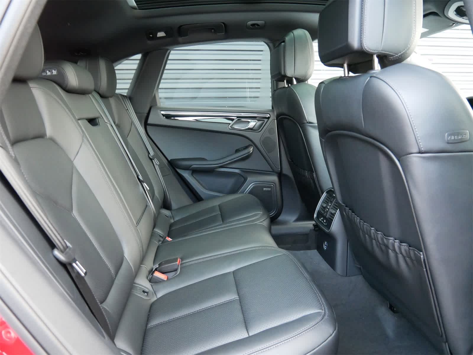 Thumbnail: 2026 Porsche Macan - 27