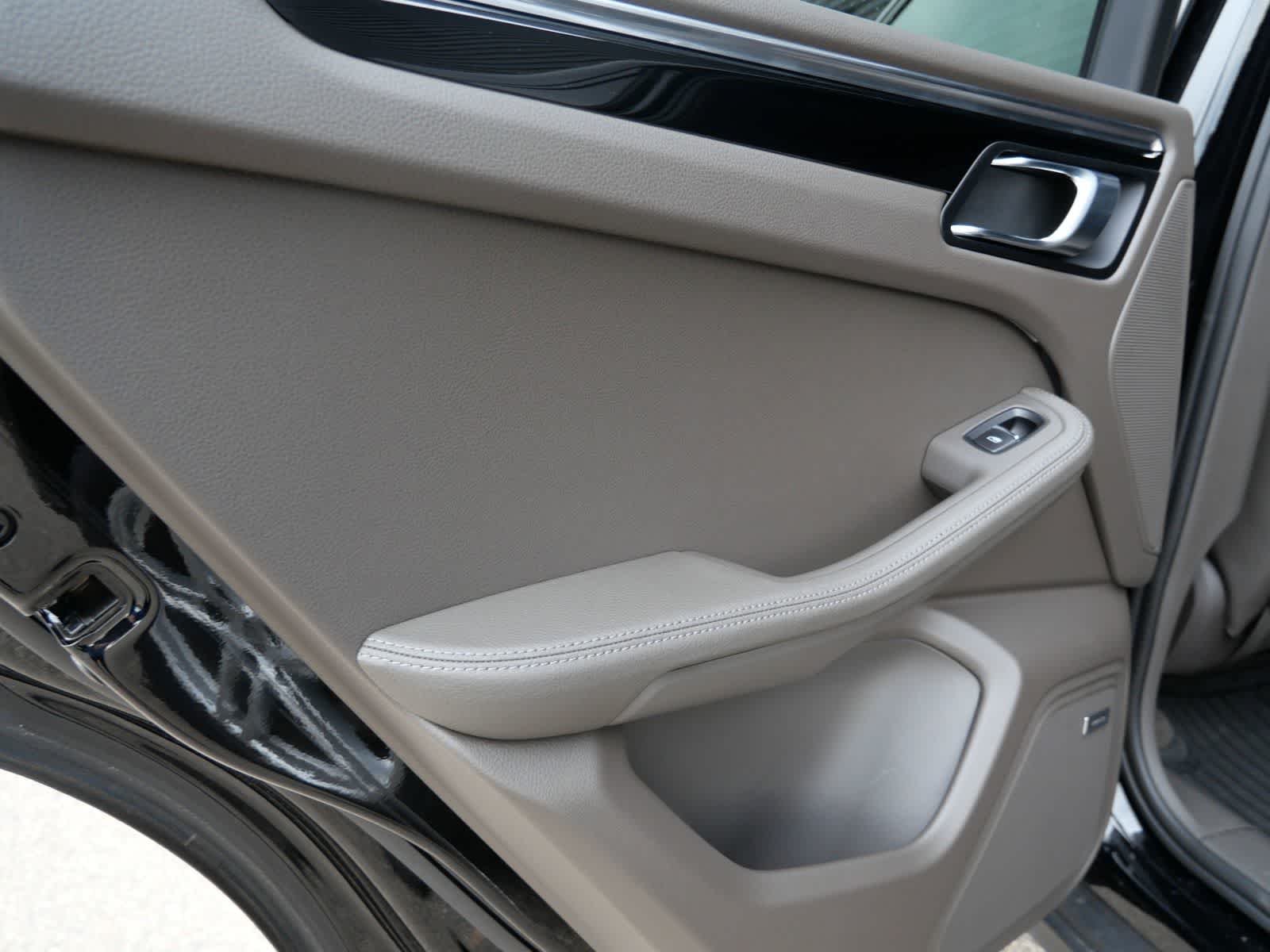 Thumbnail: 2025 Porsche Macan - 9