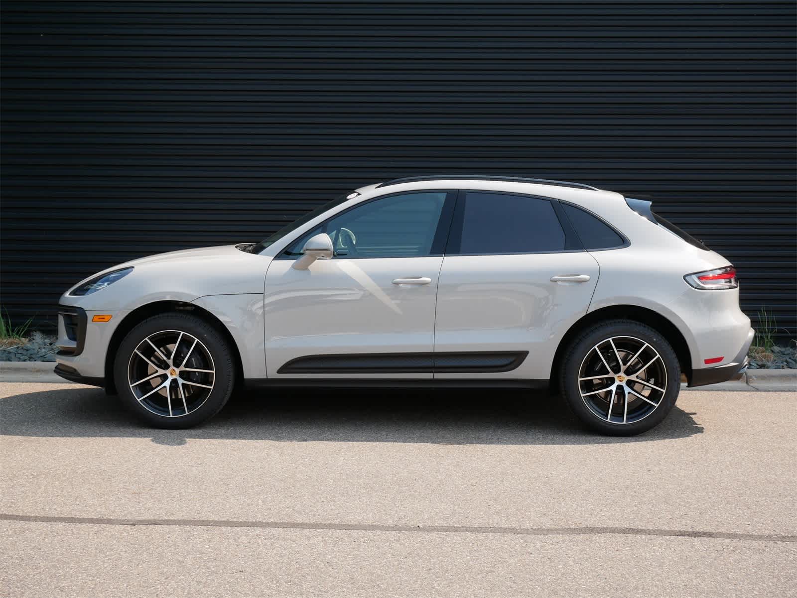 Thumbnail: 2025 Porsche Macan - 2