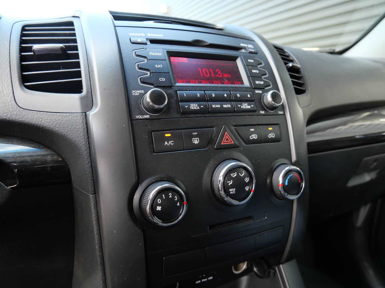 Thumbnail: 2012 Kia Sorento - 17