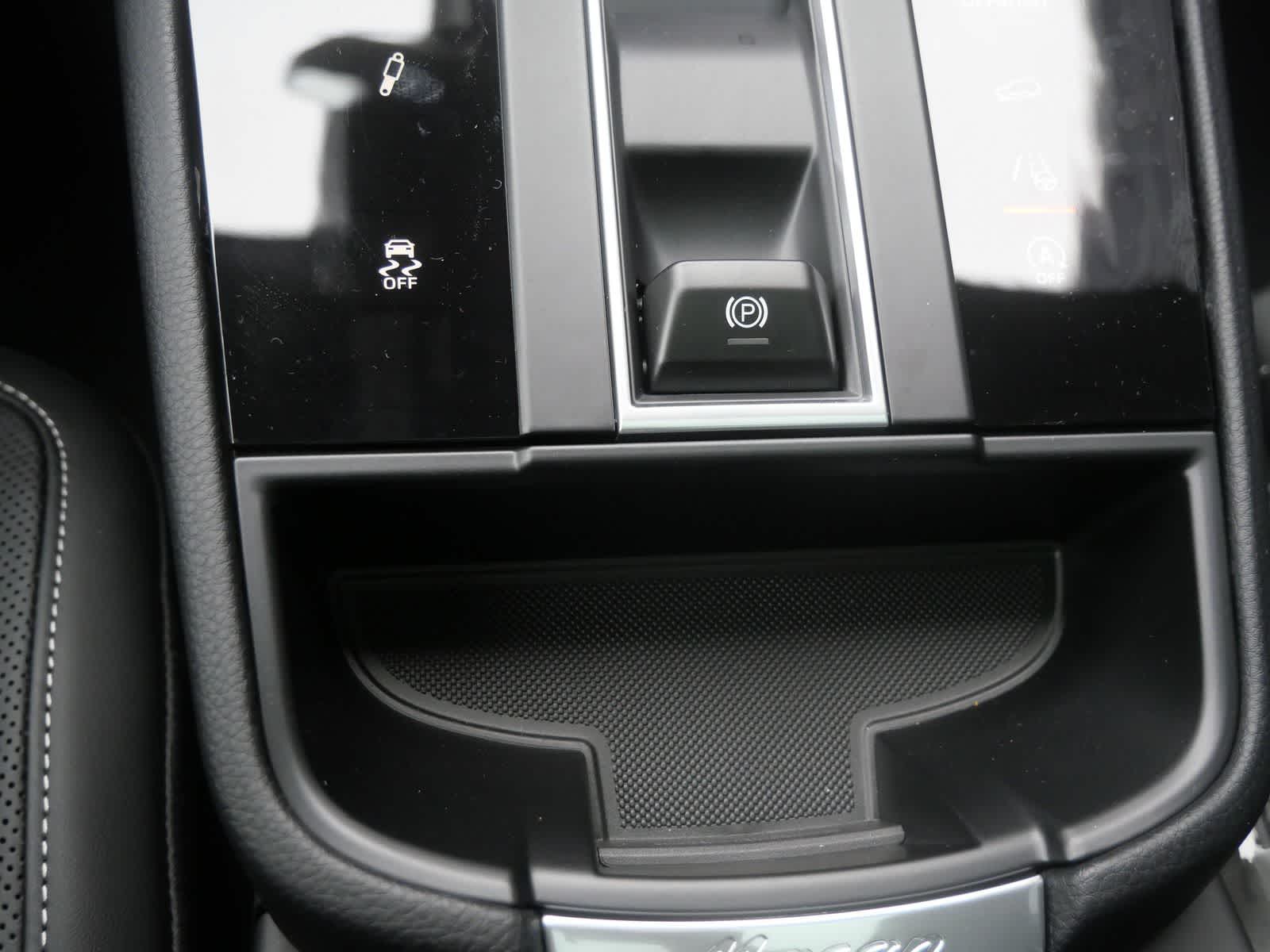 Thumbnail: 2026 Porsche Macan - 25