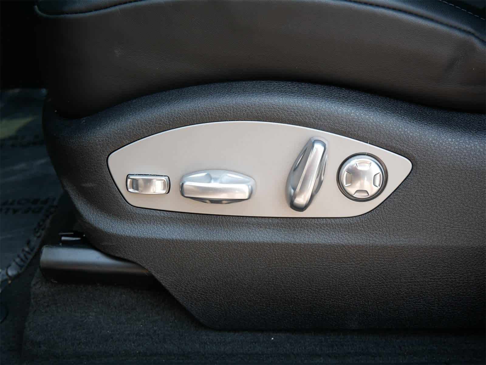 Thumbnail: 2025 Porsche Macan - 12